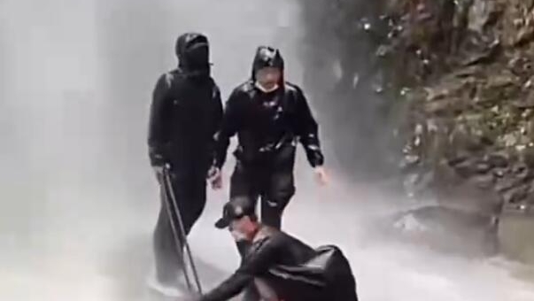 暴雨天打卡瀑布出什么片？ 警示教育片！