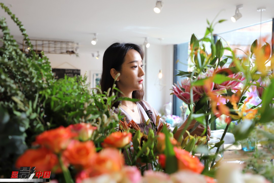 每天和花打交道是一個幸福的職業(yè)，但同時也充滿壓力和挑戰(zhàn)，“花在呈現(xiàn)給客人的那一瞬間是美好的，但前面的每一個步驟都是很辛苦的?！蓖趵桄抡f，花藝是最原始的手工藝產(chǎn)品，沒有辦法機械化、流程化和規(guī)?；仨氁秒p手一點點地賦予其生命和美感。圖為王黎媛在挑選制作花束的鮮花。新華網(wǎng) 周亞平/攝 念新洪/文